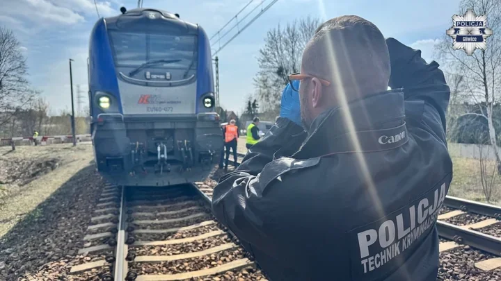 Pociąg pośpieszny uderzył w 63-latka na przejściu w Gliwicach Łabędach