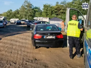 Nietrzeźwy kierowca zdemolował 10 aut na plaży. Miał zakaz