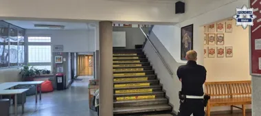Więcej patroli przy szkołach na Śląsku. Policja ostrzega przed fałszywymi alarmami