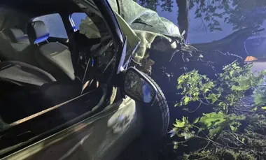 Wyprzedzanie skończyło się tragedią - 19-latek zginął po uderzeniu w drzewo
