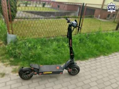 Dwoje nastolatków na hulajnodze wpadło w słupek i trafiło do szpitala