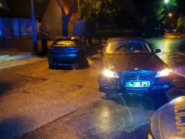Dwa auta uszkodzone, a do pomocy przyjechał jeszcze pijany kierowca