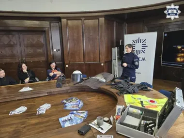 Ósmoklasiści zaskoczeni na komendzie - technicy kryminalistyki pokazali sprzęt