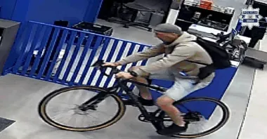 Rower zniknął ze sklepu w Gliwicach - policja szuka mężczyzny ze zdjęcia