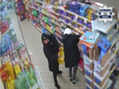 Kamery z dyskontu nagrały dwóch mężczyzn - zniknęły 43 czekolady w Toszku