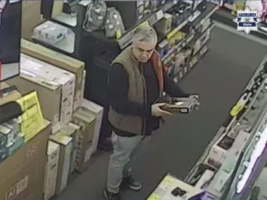 Trzy alkomaty zniknęły w Pyskowicach - policja szuka osoby ze zdjęcia