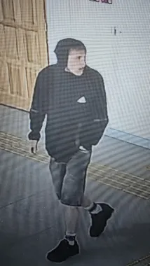 Mężczyzna wsiadł do cudzego auta i zniknął. Policja publikuje wizerunek
