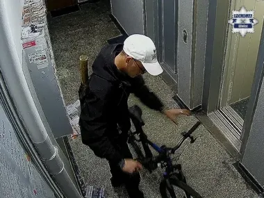 Kradzież roweru w Gliwicach - monitoring uchwycił dwóch mężczyzn