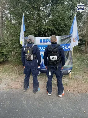 Noc, mundur i 100 kilometrów - pyskowiccy policjanci dali radę