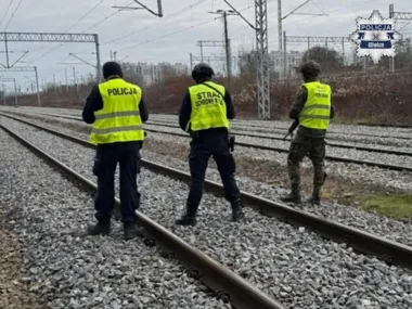 Minęli go o krok od śmierci - patrol z Gliwic wyciągnął mężczyznę z torów