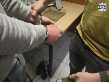 Prezent urodzinowy był przynętą - 18-latek trafił do lasu