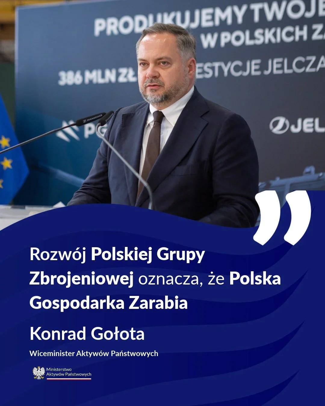 Mężczyzna w garniturze przemawia podczas konferencji prasowej z logo Ministerstwa Aktywów Państwowych.