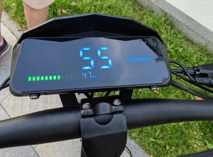 Wyświetlacz hulajnogi elektrycznej marki Kukirin pokazujący prędkość 55 km/h i dystans 47 km.