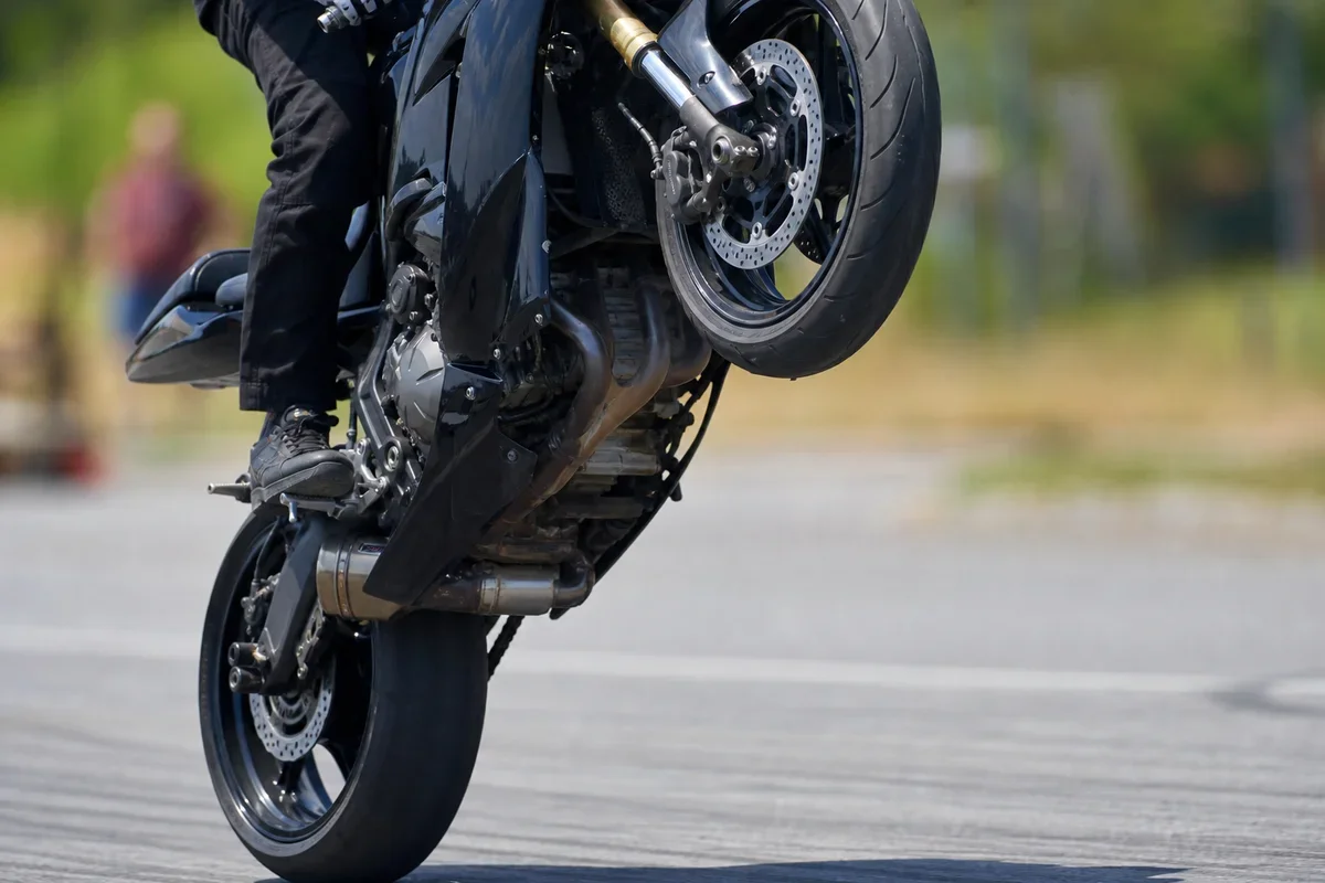 Jazda na jednym kole w Gliwicach. Motocyklista stracił prawo jazdy