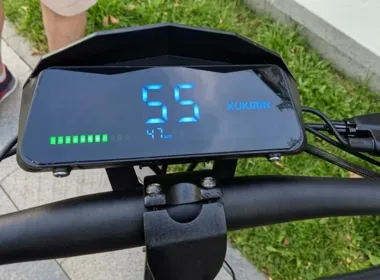 Wyświetlacz hulajnogi elektrycznej marki Kukirin pokazujący prędkość 55 km/h i dystans 47 km.