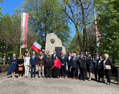 W Pyskowicach oddano hołd Konstytucji 3 Maja. Pod pomnikiem złożono kwiaty