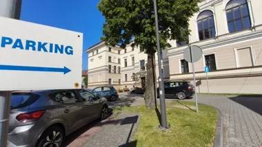 Parking przy Starostwie zamknięty. Powstaną zadaszenia z panelami słonecznymi