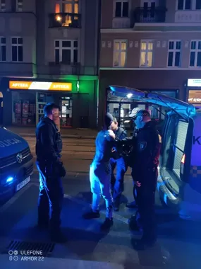 Bez koszulki i z banerem w ręku - patrol przerwał wandalizm w Gliwicach