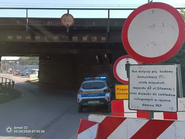 Zakaz ruchu w Łabędach - służby wyłapują kierowców przy śluzie