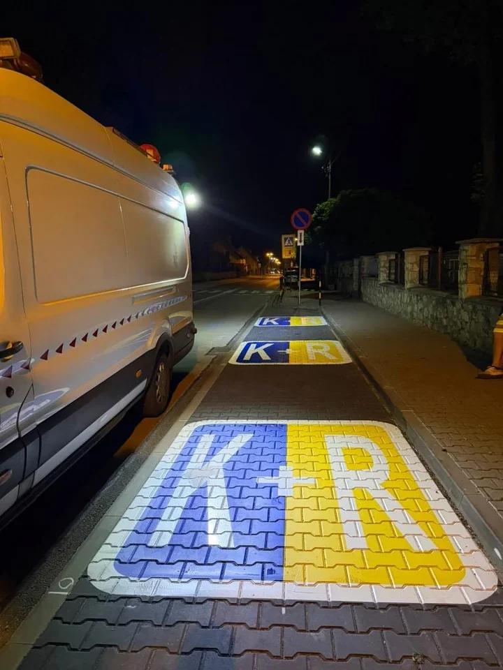 Przy szkołach przybywa stref Kiss & Ride. Krótki postój ma dać więcej bezpieczeństwa