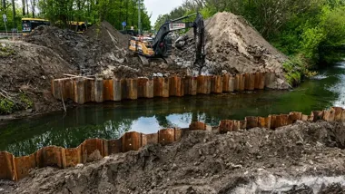 W Sośnicy stary most zniknął. Nowa przeprawa nad Kłodnicą już rośnie