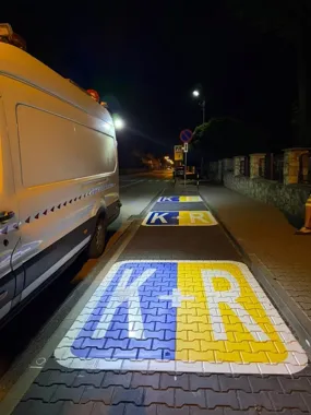 Przy szkołach przybywa stref Kiss & Ride. Krótki postój ma dać więcej bezpieczeństwa