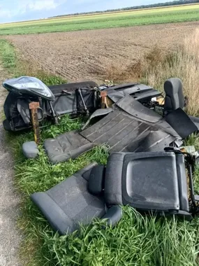 Pięć samochodów i rachunek na 2 tys. zł. Odpady porzucono przy ulicy