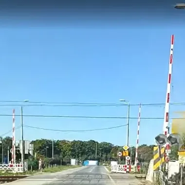 PKP PLK wytnie roślinność przy przejazdach. Chodzi o lepszą widoczność