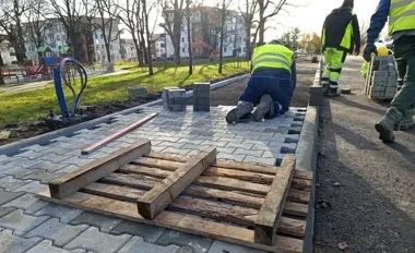 Deszcz nie zatrzymał robót na gliwickich ulicach, choć tempo musiało zwolnić