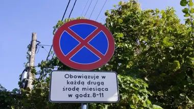 Nowe zakazy zatrzymywania w Łabędach. Kierowcy mają jasny sygnał przed sprzątaniem