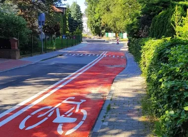 Na Ligonia przy szkole kierowcy zwolnią. Jest nowe wyniesione skrzyżowanie