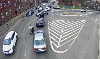 Na Sikorskiego i Wielickiej jedno złe wjechanie zatrzymuje całe skrzyżowanie