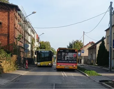 Autobusy zmieniły trasę w Łabędach. Nowy przystanek przy komisariacie