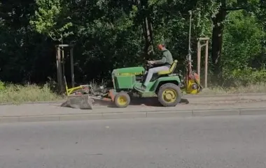 Odchwaszczanie chodników trwa. Na Kopernika usuwają rośliny spomiędzy kostki