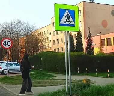 Fluorescencyjne znaki na Zygmuntowskiej mają zatrzymać rozpędzone auta