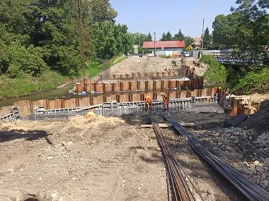 Nowy most nad Kłodnicą zastąpi starą przeprawę. Prace już trwają