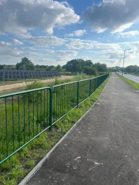 Zielone barierki przy nowej trasie. Tu estetyka idzie w parze z bezpieczeństwem