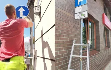 Naklejki na znakach drogowych znikają ze Starówki. Akcja obejmie całe Gliwice