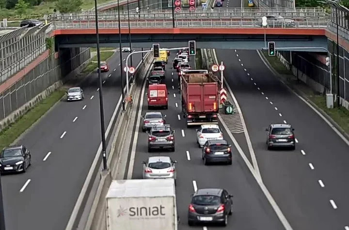 Zator przed tunelem DTŚ. Lewy pas zablokowany w kierunku Wrocławia